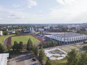 Havainnekuva ilmasta käsin uudesta monitoimiareenasta Kouvolan Urheilupuiston alueella.